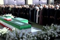 اقامه نماز بر پیکرهای مطهر رهبر شهید و خانواده ایشان به امامت آیت‌الله سبحانی
