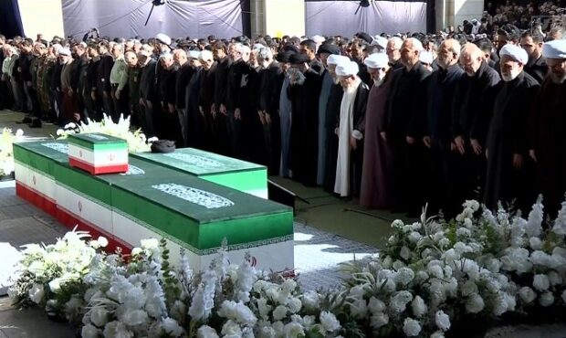 اقامه نماز بر پیکرهای مطهر رهبر شهید و خانواده ایشان به امامت آیتالله سبحانی اقامه نماز بر پیکرهای مطهر رهبر شهید و خانواده ایشان به امامت آیتالله سبحانی