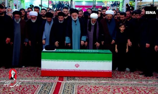 اقامه نماز بر پیکر مطهر رهبر شهید انقلاب به امامت فرزند ارشد ایشان اقامه نماز بر پیکر مطهر رهبر شهید انقلاب به امامت فرزند ارشد ایشان