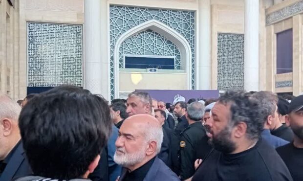 حضور استاندار خوزستان در مراسم اقامه نماز بر پیکر مطهر رهبر شهید انقلاب اسلامی