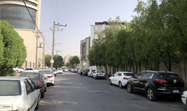 داستان همیشگی اخذ حق پارک توسط افرادی سودجو در خیابانها