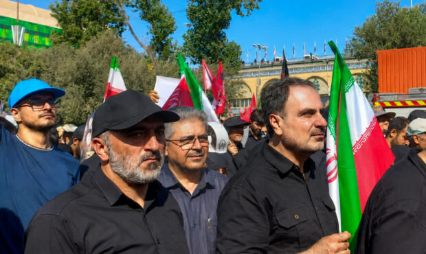 حضور مدیرعامل و کارکنان شرکت ملی مناطق نفت خیز جنوب در آیین اقامه نماز بر پیکر رهبر شهید ایران