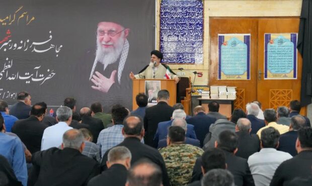 تقدیر آیت الله حسن زاده از كاركنان نفت جنوب در مراسم وداع با قائد شهید :تولید نفت و گاز در سختترین شرایط جنگی متوقف نشد تقدیر آیت الله حسن زاده از كاركنان نفت جنوب در مراسم وداع با قائد شهید :تولید نفت و گاز در سختترین شرایط جنگی متوقف نشد